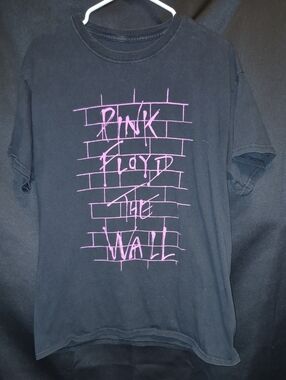 Pink Floyd Black Tee Wall Graphic in Pink Brick Design SIZE LARGE